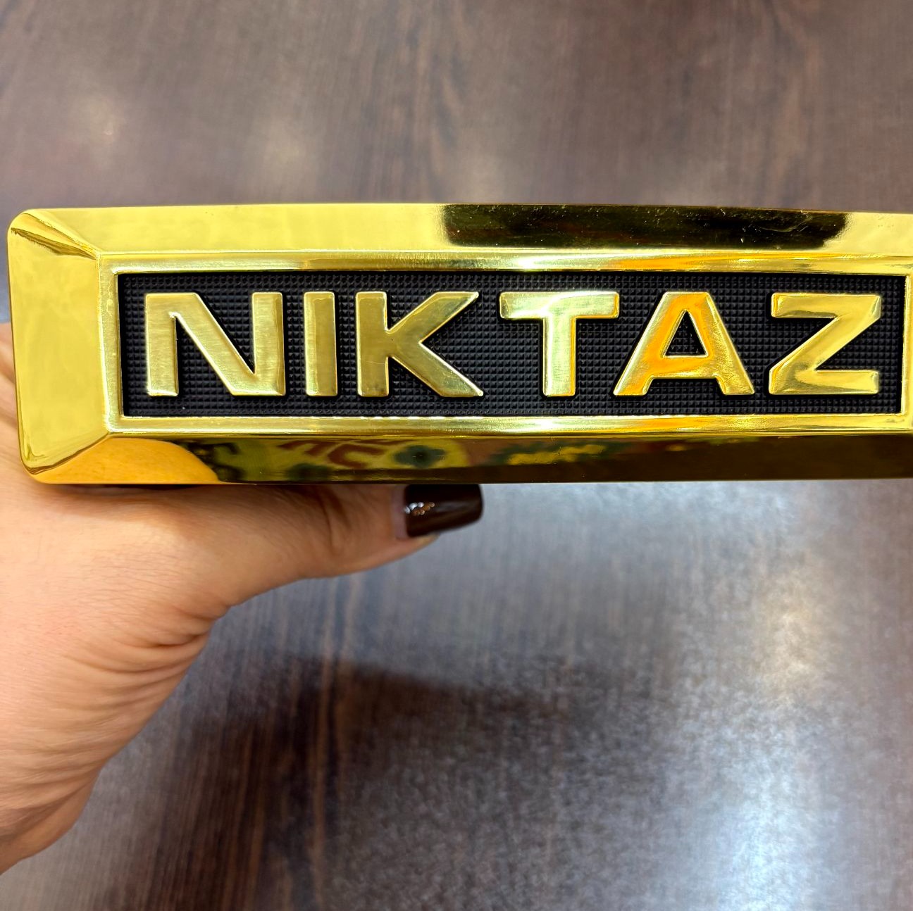 آرم تابلو جلوی فابریک نیکتاز NIKTAZ - طلایی